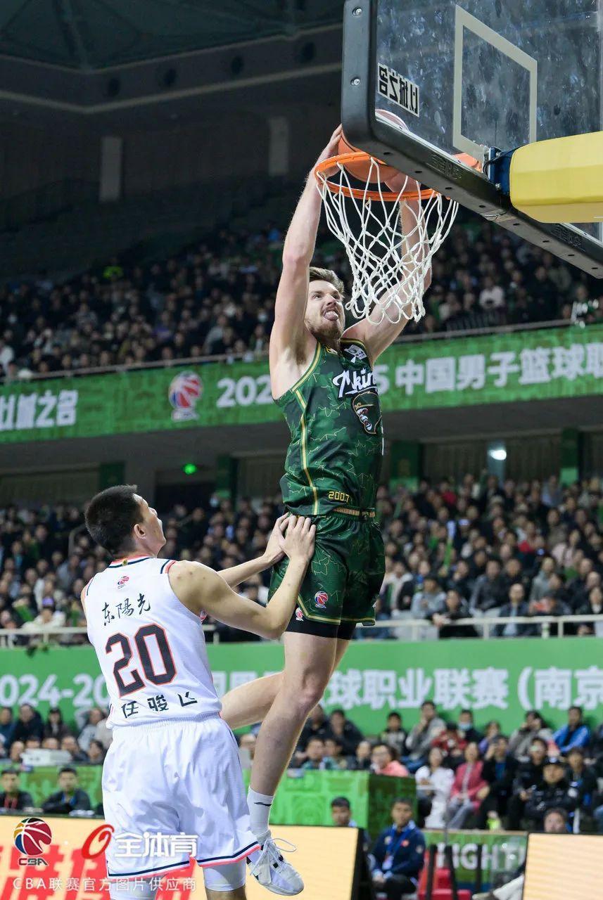 江苏南京主场对阵陕西西安兵，势均力敌