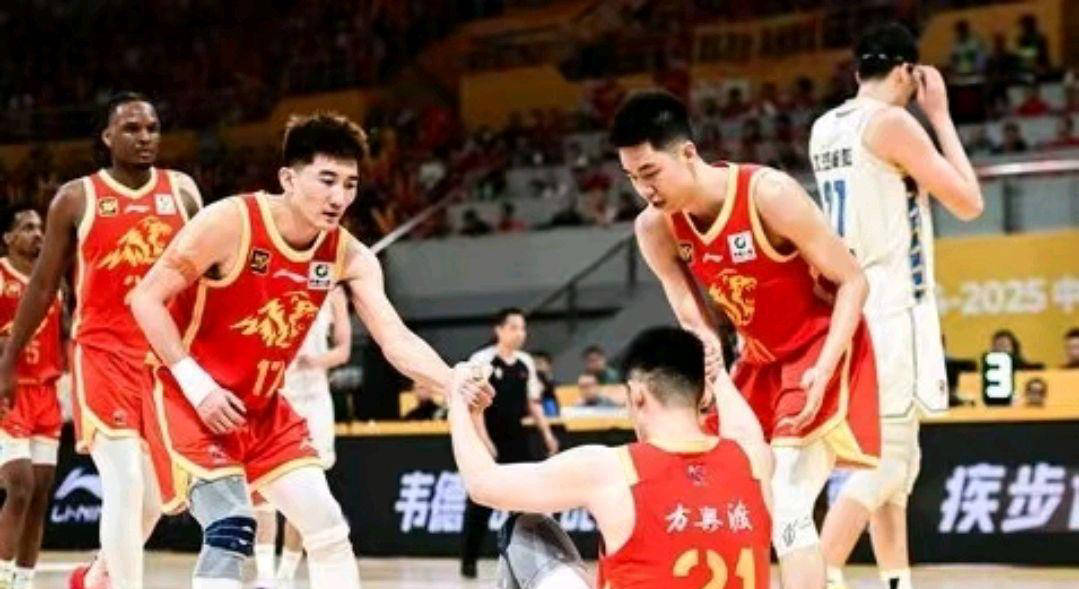 广厦男篮努力拼搏，赢得关键比赛