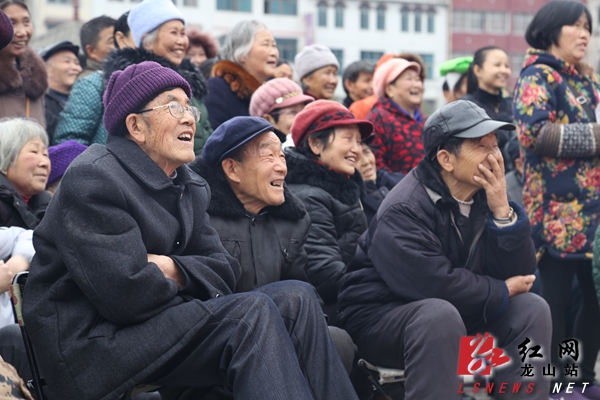精彩比赛频频上演，观众乐不可支
