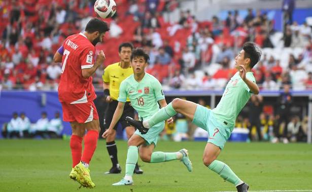 国内足球豪强击败对手，取得连胜